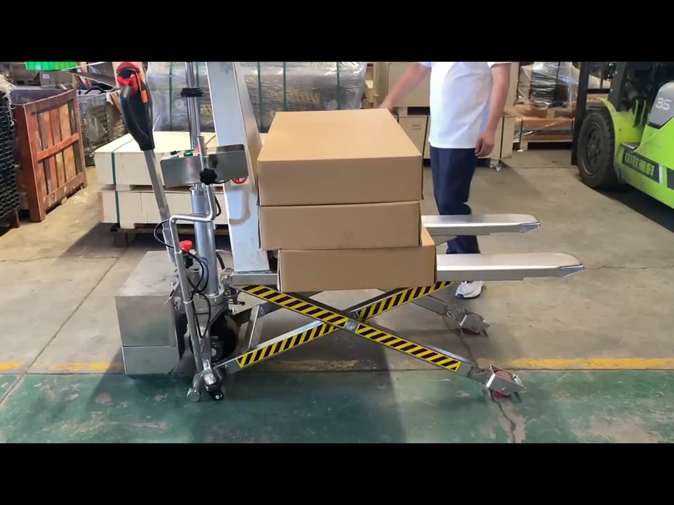 裝卸貨效率翻倍！揭秘一夜爆紅的裝卸貨神器——電動叉車搬運服務